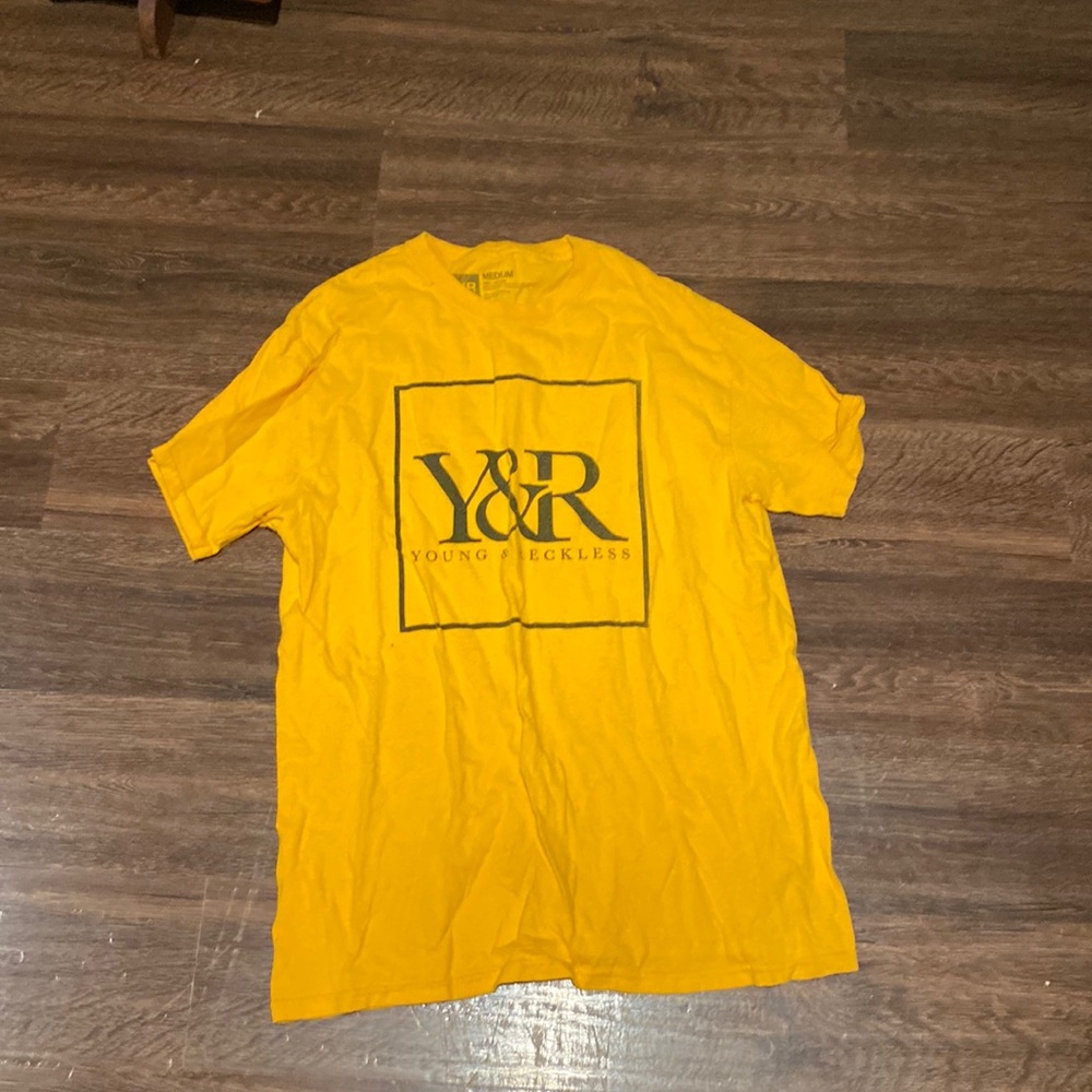 Men’s medium tee